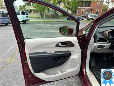 2018 Chrysler Pacifica Touring L   - Photo 7 - Richmond, IN 47374