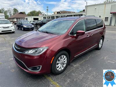 2018 Chrysler Pacifica Touring L   - Photo 1 - Richmond, IN 47374