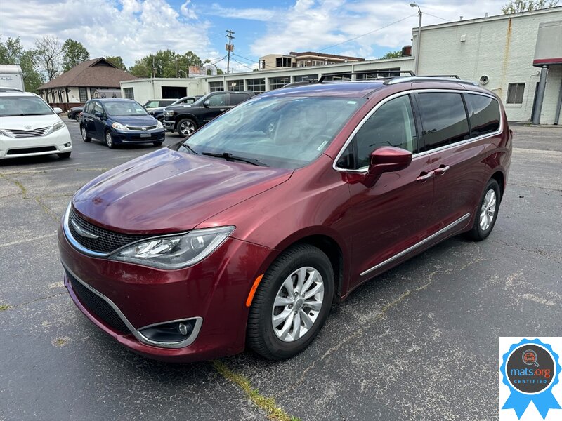 2018 Chrysler Pacifica Touring L   - Photo 1 - Richmond, IN 47374