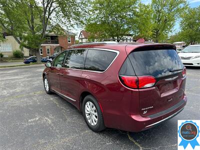 2018 Chrysler Pacifica Touring L   - Photo 2 - Richmond, IN 47374