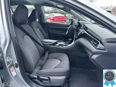 2019 Toyota Camry LE   - Photo 10 - Richmond, IN 47374