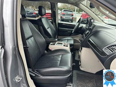 2015 Chrysler Town & Country Touring *Apple Carplay Installed!*   - Photo 13 - Richmond, IN 47374