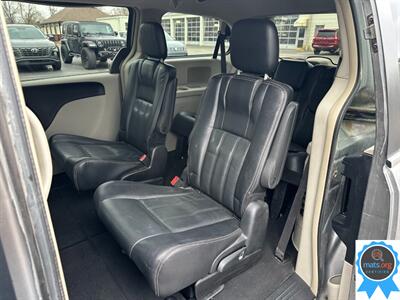 2015 Chrysler Town & Country Touring *Apple Carplay Installed!*   - Photo 12 - Richmond, IN 47374