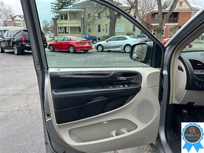 2015 Chrysler Town & Country Touring *Apple Carplay Installed!*   - Photo 8 - Richmond, IN 47374