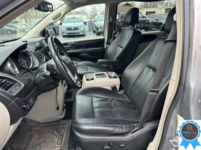 2015 Chrysler Town & Country Touring *Apple Carplay Installed!*   - Photo 9 - Richmond, IN 47374