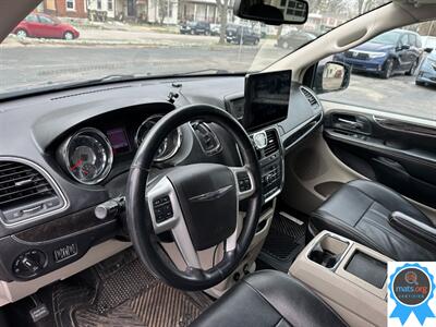 2015 Chrysler Town & Country Touring *Apple Carplay Installed!*   - Photo 10 - Richmond, IN 47374