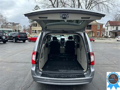 2015 Chrysler Town & Country Touring *Apple Carplay Installed!*   - Photo 5 - Richmond, IN 47374