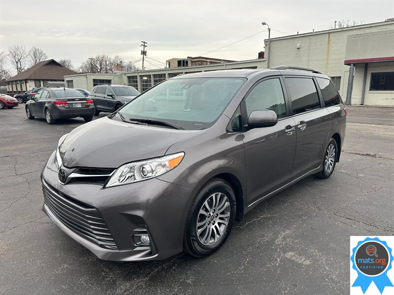 2020 Toyota Sienna XLE's photo