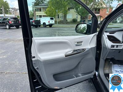 2015 Toyota Sienna XLE 7-Passenger   - Photo 8 - Richmond, IN 47374