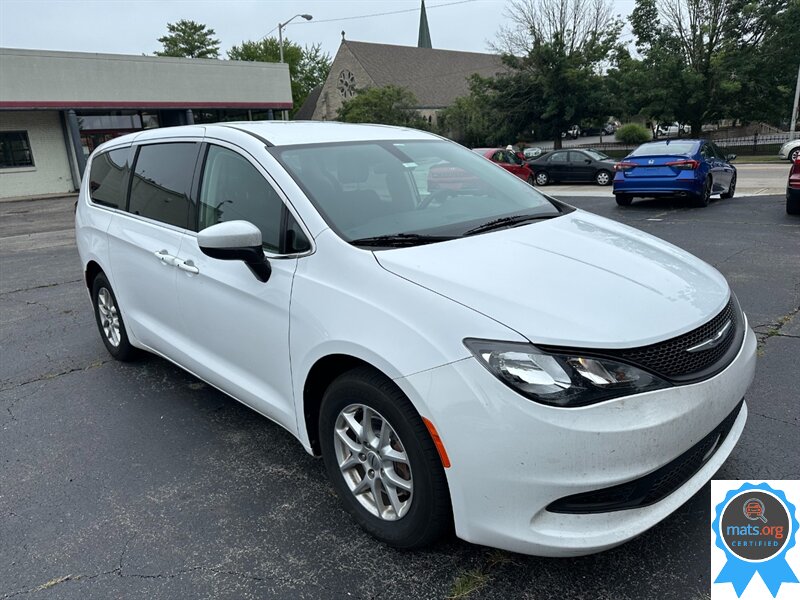 2022 Chrysler Voyager LX  