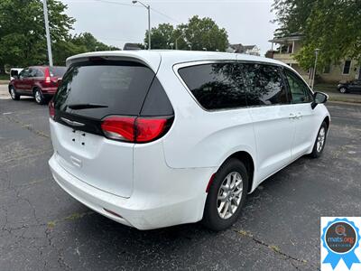 2022 Chrysler Voyager LX   - Photo 3 - Richmond, IN 47374