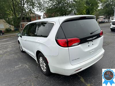 2022 Chrysler Voyager LX   - Photo 4 - Richmond, IN 47374