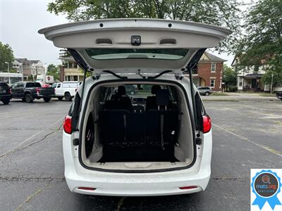 2022 Chrysler Voyager LX   - Photo 5 - Richmond, IN 47374