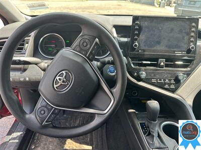 2022 Toyota Camry Hybrid LE - Photo 10 - Richmond, IN 47374