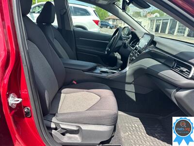 2022 Toyota Camry Hybrid LE - Photo 8 - Richmond, IN 47374