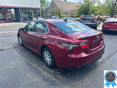 2022 Toyota Camry Hybrid LE - Photo 4 - Richmond, IN 47374