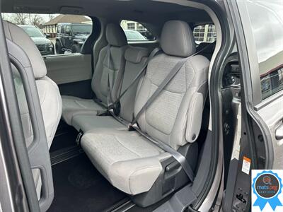2022 Toyota Sienna LE 8-Passenger   - Photo 10 - Richmond, IN 47374