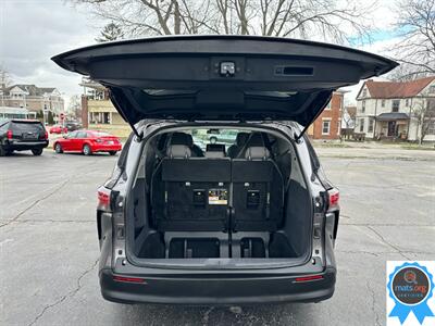 2022 Toyota Sienna LE 8-Passenger   - Photo 5 - Richmond, IN 47374