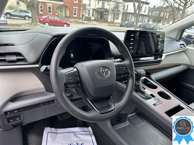 2022 Toyota Sienna LE 8-Passenger   - Photo 14 - Richmond, IN 47374