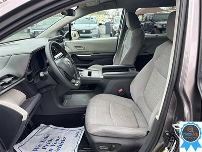 2022 Toyota Sienna LE 8-Passenger   - Photo 9 - Richmond, IN 47374