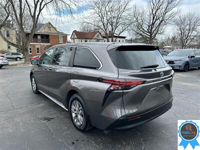 2022 Toyota Sienna LE 8-Passenger   - Photo 4 - Richmond, IN 47374