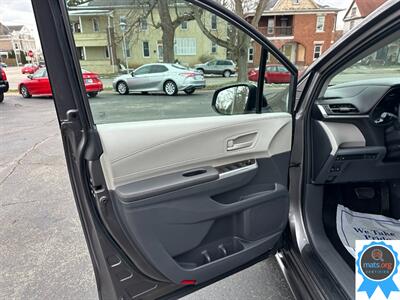 2022 Toyota Sienna LE 8-Passenger   - Photo 8 - Richmond, IN 47374