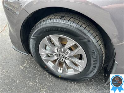 2022 Toyota Sienna LE 8-Passenger   - Photo 7 - Richmond, IN 47374