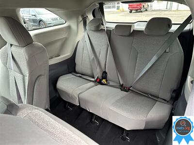 2022 Toyota Sienna LE 8-Passenger   - Photo 11 - Richmond, IN 47374