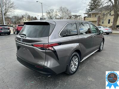 2022 Toyota Sienna LE 8-Passenger   - Photo 3 - Richmond, IN 47374