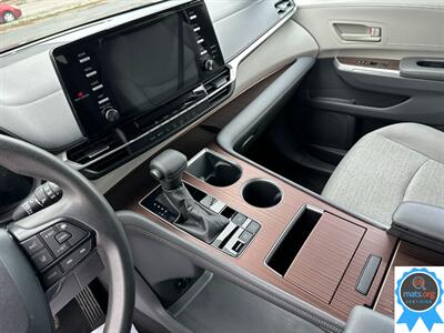 2022 Toyota Sienna LE 8-Passenger   - Photo 16 - Richmond, IN 47374