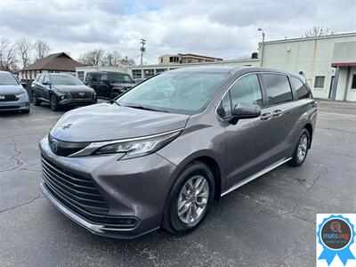 2022 Toyota Sienna LE 8-Passenger   - Photo 1 - Richmond, IN 47374