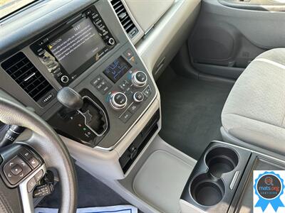 2019 Toyota Sienna LE 7-Passenger Auto Access Seat   - Photo 17 - Richmond, IN 47374