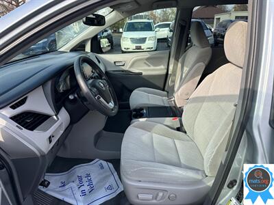 2019 Toyota Sienna LE 7-Passenger Auto Access Seat   - Photo 9 - Richmond, IN 47374