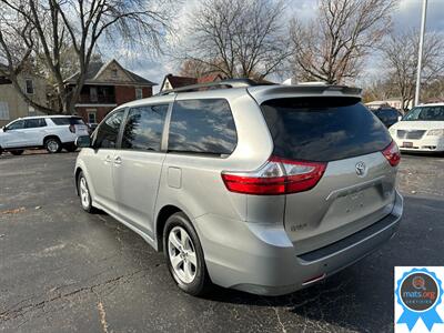 2019 Toyota Sienna LE 7-Passenger Auto Access Seat   - Photo 4 - Richmond, IN 47374