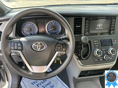 2019 Toyota Sienna LE 7-Passenger Auto Access Seat   - Photo 15 - Richmond, IN 47374