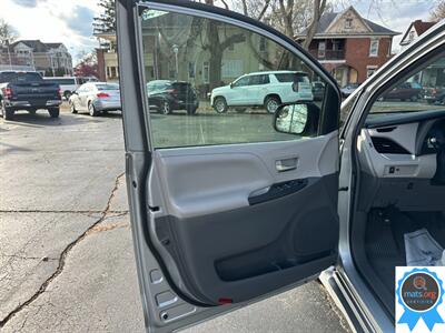 2019 Toyota Sienna LE 7-Passenger Auto Access Seat   - Photo 8 - Richmond, IN 47374