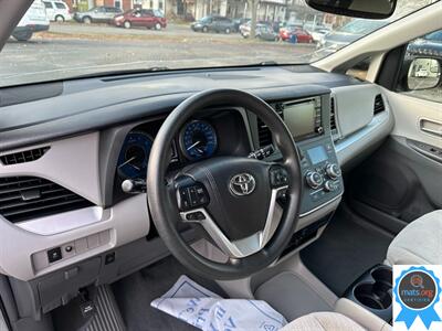 2019 Toyota Sienna LE 7-Passenger Auto Access Seat   - Photo 10 - Richmond, IN 47374