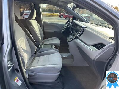 2019 Toyota Sienna LE 7-Passenger Auto Access Seat   - Photo 13 - Richmond, IN 47374