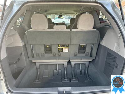 2019 Toyota Sienna LE 7-Passenger Auto Access Seat   - Photo 6 - Richmond, IN 47374