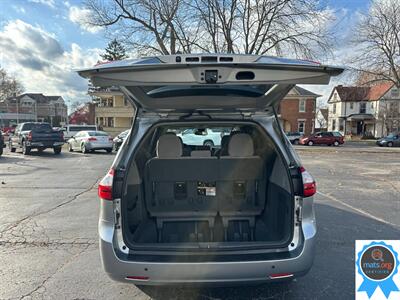 2019 Toyota Sienna LE 7-Passenger Auto Access Seat   - Photo 5 - Richmond, IN 47374