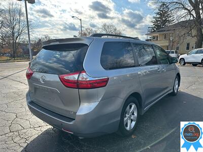 2019 Toyota Sienna LE 7-Passenger Auto Access Seat   - Photo 3 - Richmond, IN 47374