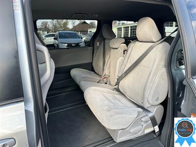 2019 Toyota Sienna LE 7-Passenger Auto Access Seat   - Photo 11 - Richmond, IN 47374