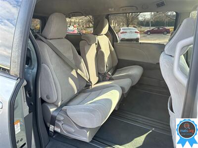 2019 Toyota Sienna LE 7-Passenger Auto Access Seat   - Photo 14 - Richmond, IN 47374