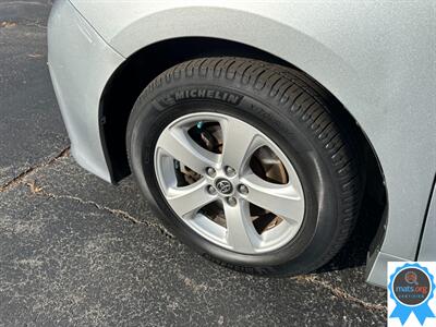 2019 Toyota Sienna LE 7-Passenger Auto Access Seat   - Photo 7 - Richmond, IN 47374