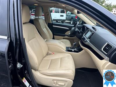 2017 Toyota Highlander XLE   - Photo 11 - Richmond, IN 47374