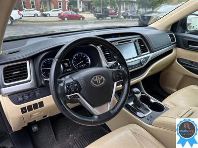 2017 Toyota Highlander XLE   - Photo 8 - Richmond, IN 47374