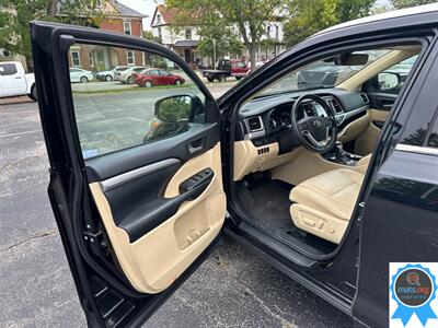 2017 Toyota Highlander XLE   - Photo 6 - Richmond, IN 47374