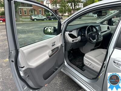 2020 Toyota Sienna XLE 8-Passenger   - Photo 8 - Richmond, IN 47374