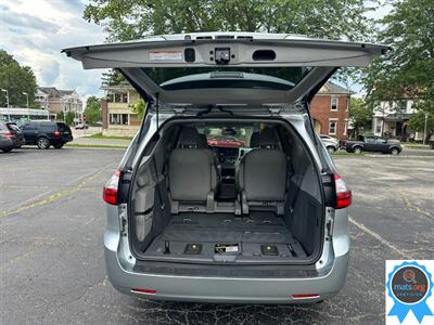 2020 Toyota Sienna XLE 8-Passenger   - Photo 5 - Richmond, IN 47374