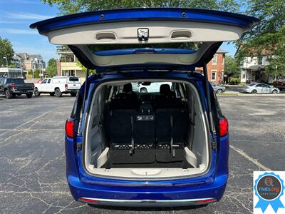 2020 Chrysler Pacifica Touring   - Photo 4 - Richmond, IN 47374